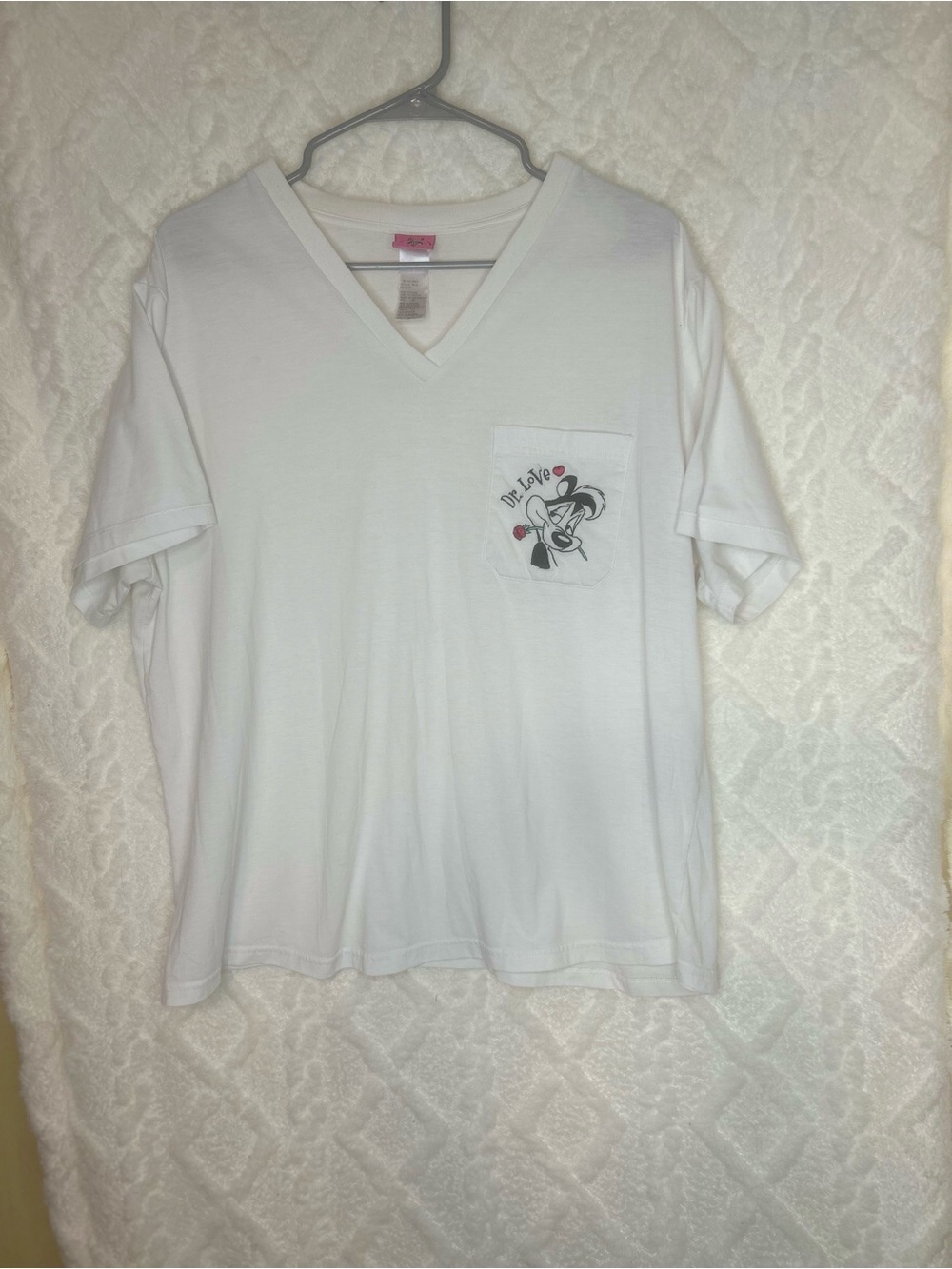 Vintage 2002 Warner Bros. Looney Tunes Pepe Le Pew White V-Neck Pocket Tee